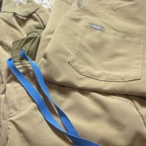 Figs scrub set Bottoms Small joggers non high rise, XXS V Neck Top.